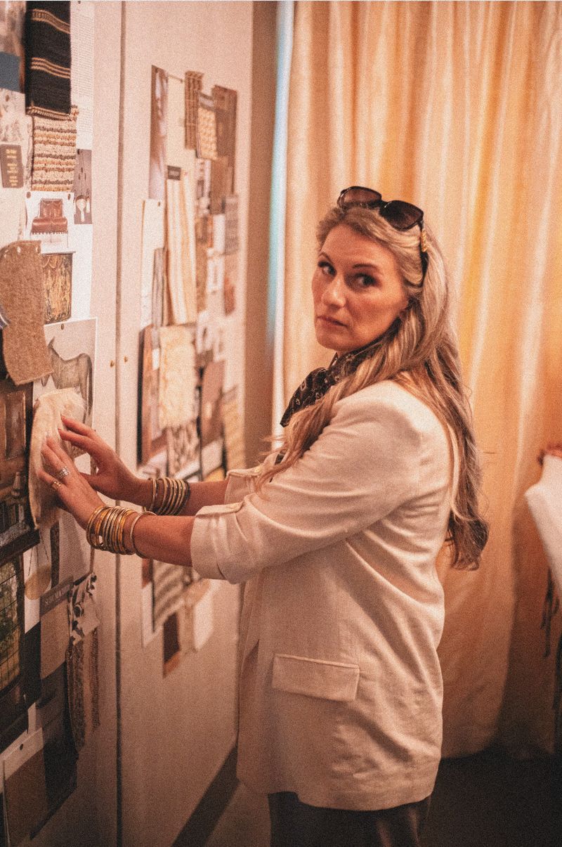 Décoratrice travaillant dans un studio de design intérieur