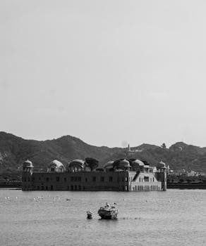 斋浦尔贾尔玛哈宫的壮丽景色，是曼萨加尔湖上的标志性宫殿