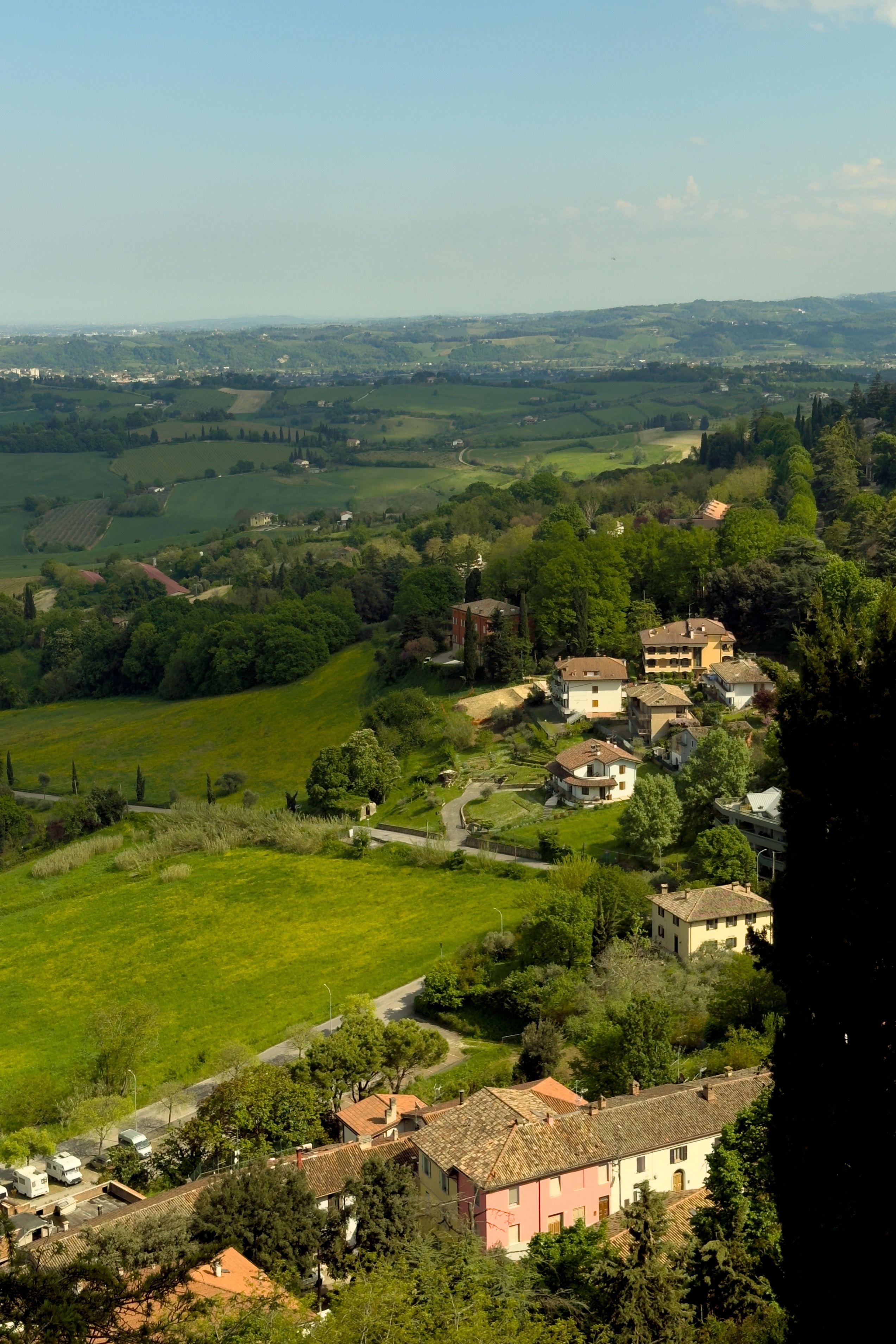 Gratuit Vedere aeriană a vastei zone rurale italiene, cu dealuri line și case rustice, într-o zi însorită. Fotografie de stoc
