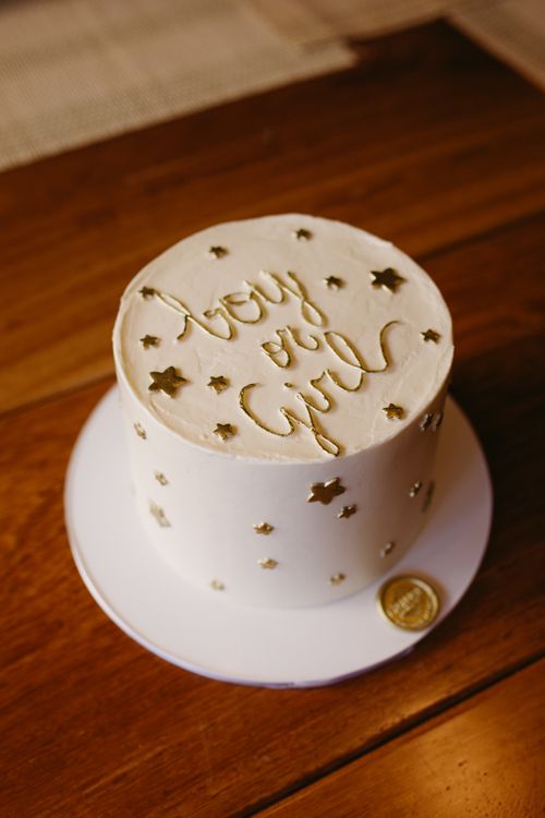 Free Beautiful gender reveal cake decorated with gold stars and 'Boy or Girl' text, perfect for celebrations. Stock Photo