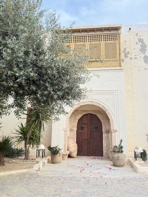 Free Explore the rustic charm of an archway in Erriadh, Tunisia, with its classic design and Mediterranean ambiance. Stock Photo