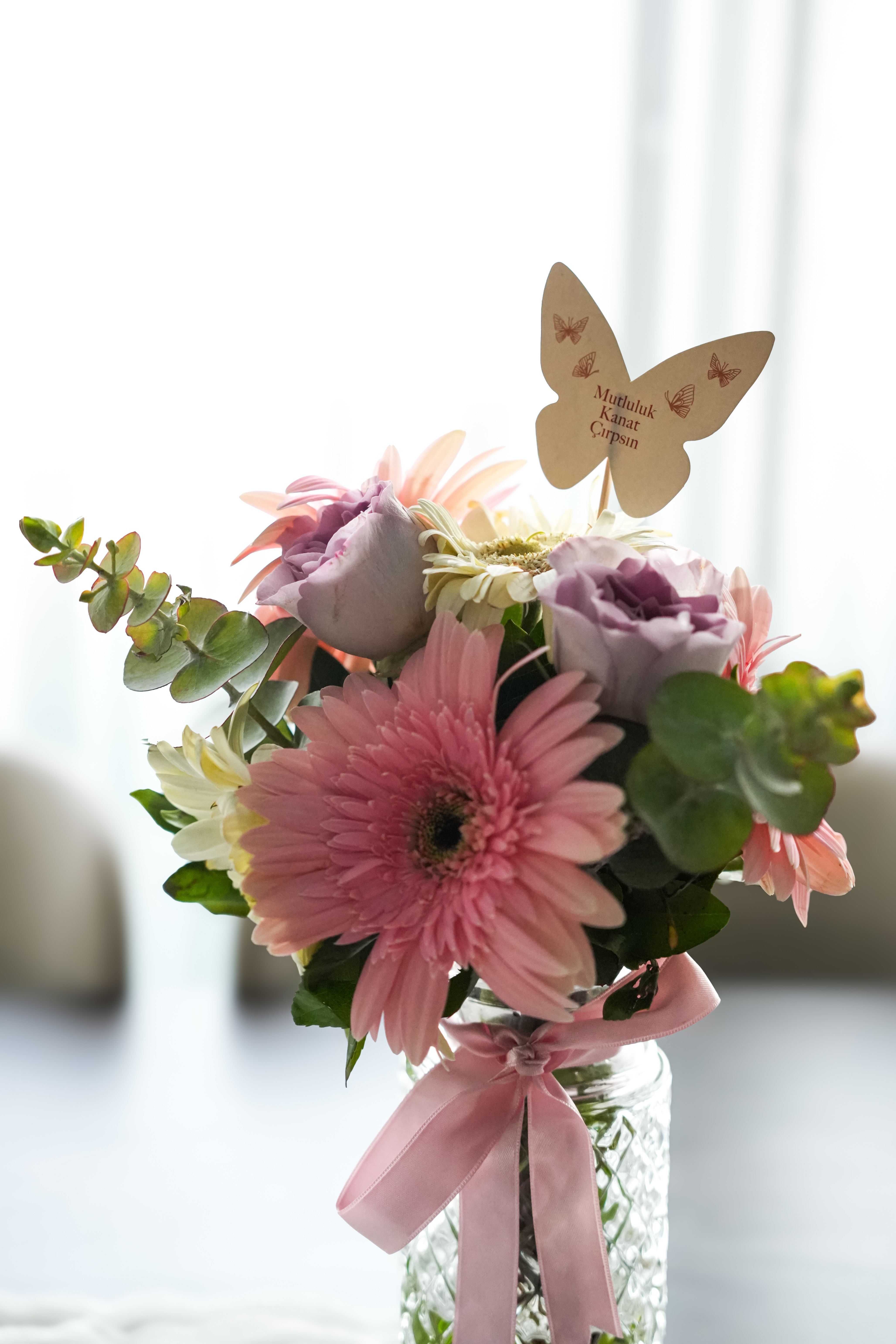 [ColoSach]-charming-bouquet-with-daisies,-roses,-and-greenery-in-a-glass-vase,-ideal-for-gifting.
