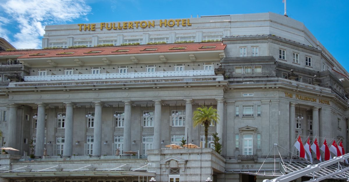 The iconic Fullerton Hotel in Singapore, showcasing stunning neoclassical architecture on a sunny day.