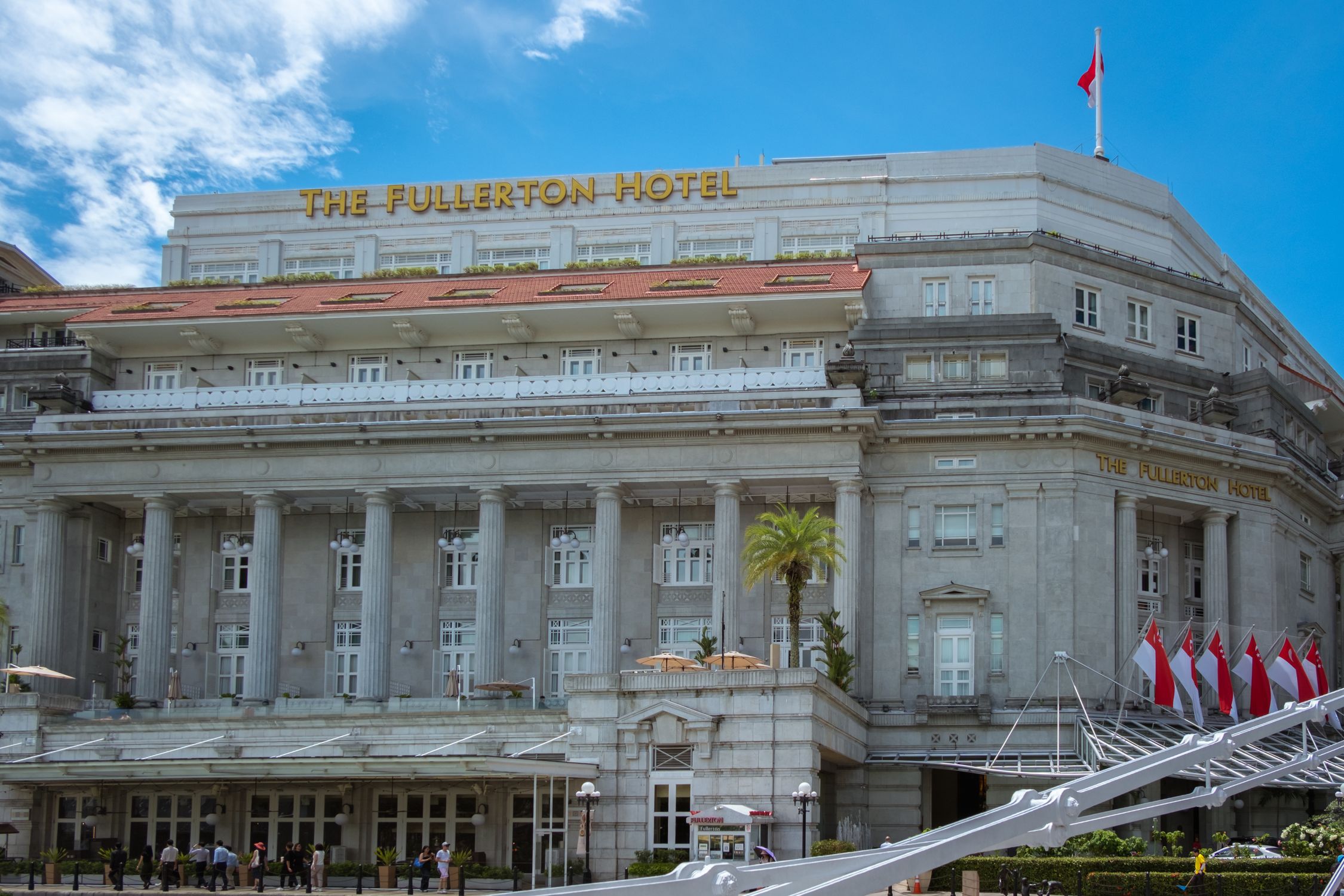 The iconic Fullerton Hotel in Singapore, showcasing stunning neoclassical architecture on a sunny day.
