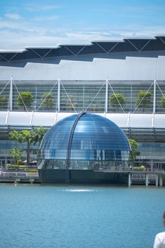 Wasser & Modern – Atemberaubendes architektonisches Motiv