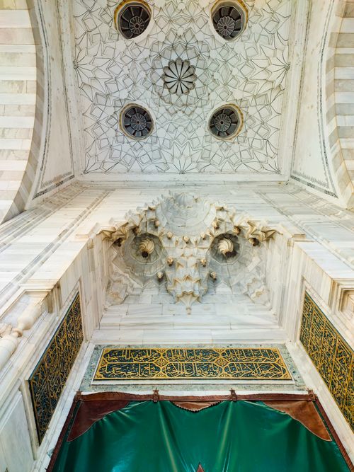 Free Intricate Islamic architecture featuring geometric ceiling and ornate carvings. Stock Photo