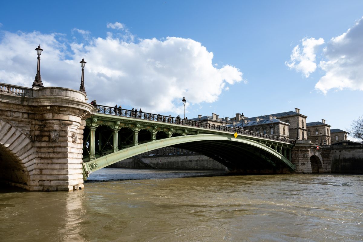 Pod de piatră peste Sena, la Paris, sub cer senin cu nori albi