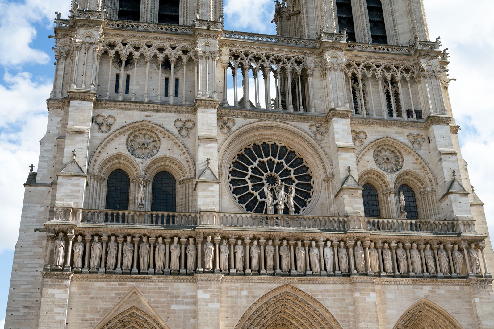 Façade d'un hôtel particulier français à proximité d'une cathédrale gothique