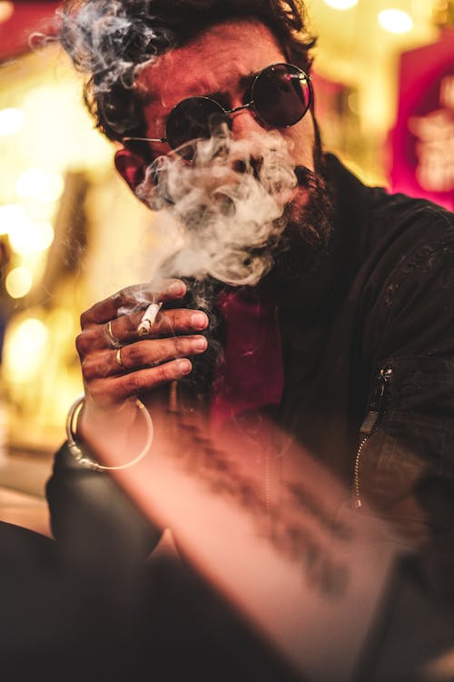 黒革のジャケット喫煙の男