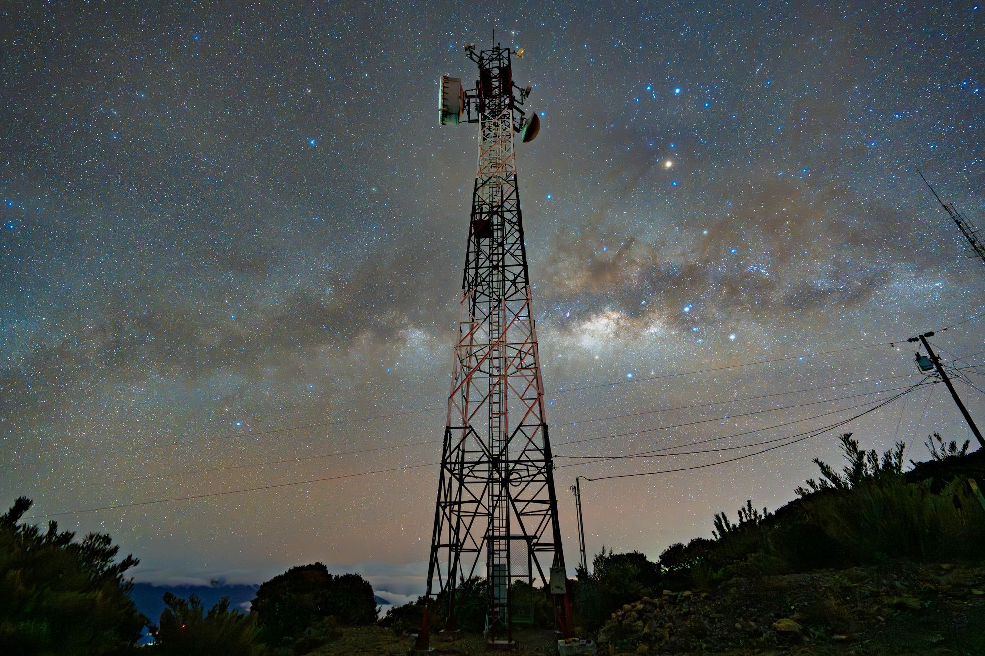 Antena de un observatorio apuntando al cielo nocturno estrellado