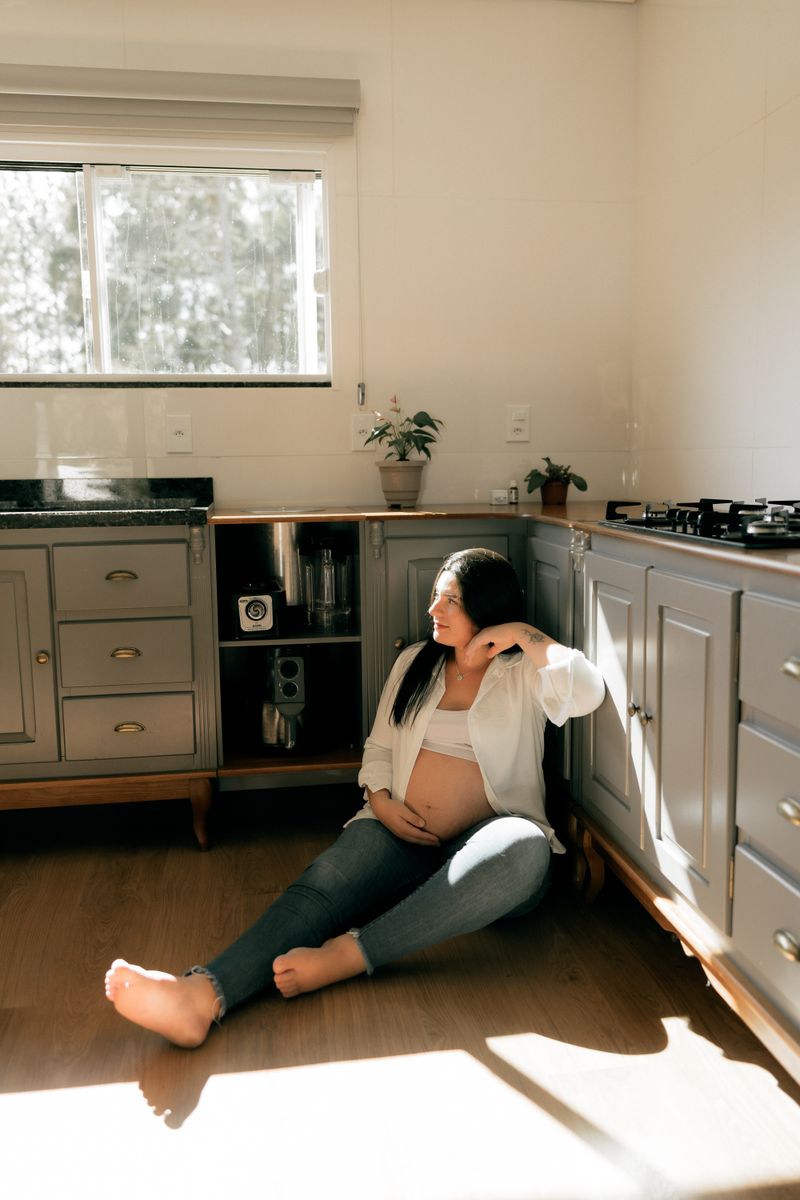 Futura mamá serena en casa