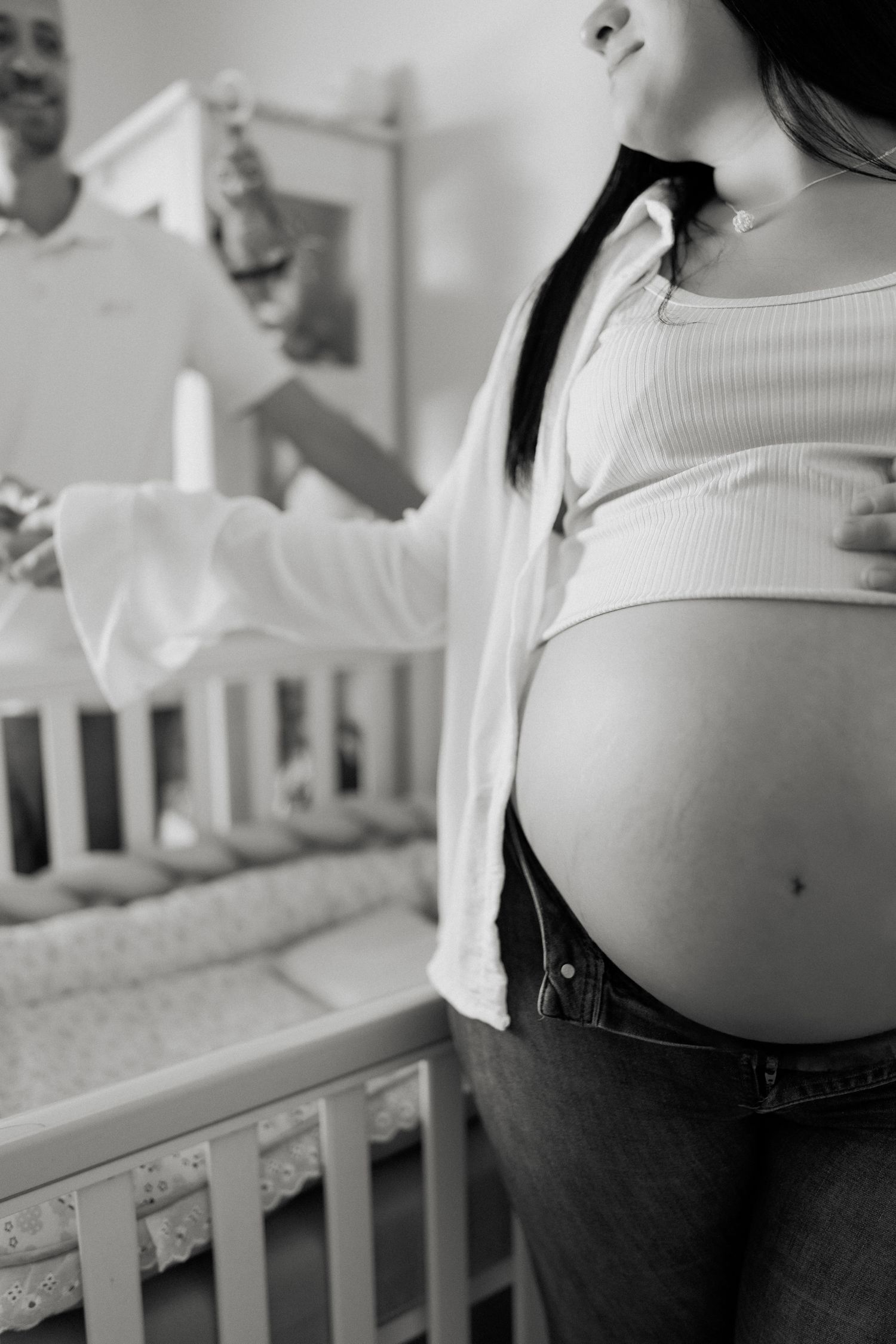 Futurs parents installant ensemble un espace de sommeil pour leur bébé