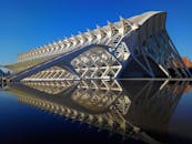 瓦伦西亚艺术与科学之城平静的水面映照着现代建筑奇迹