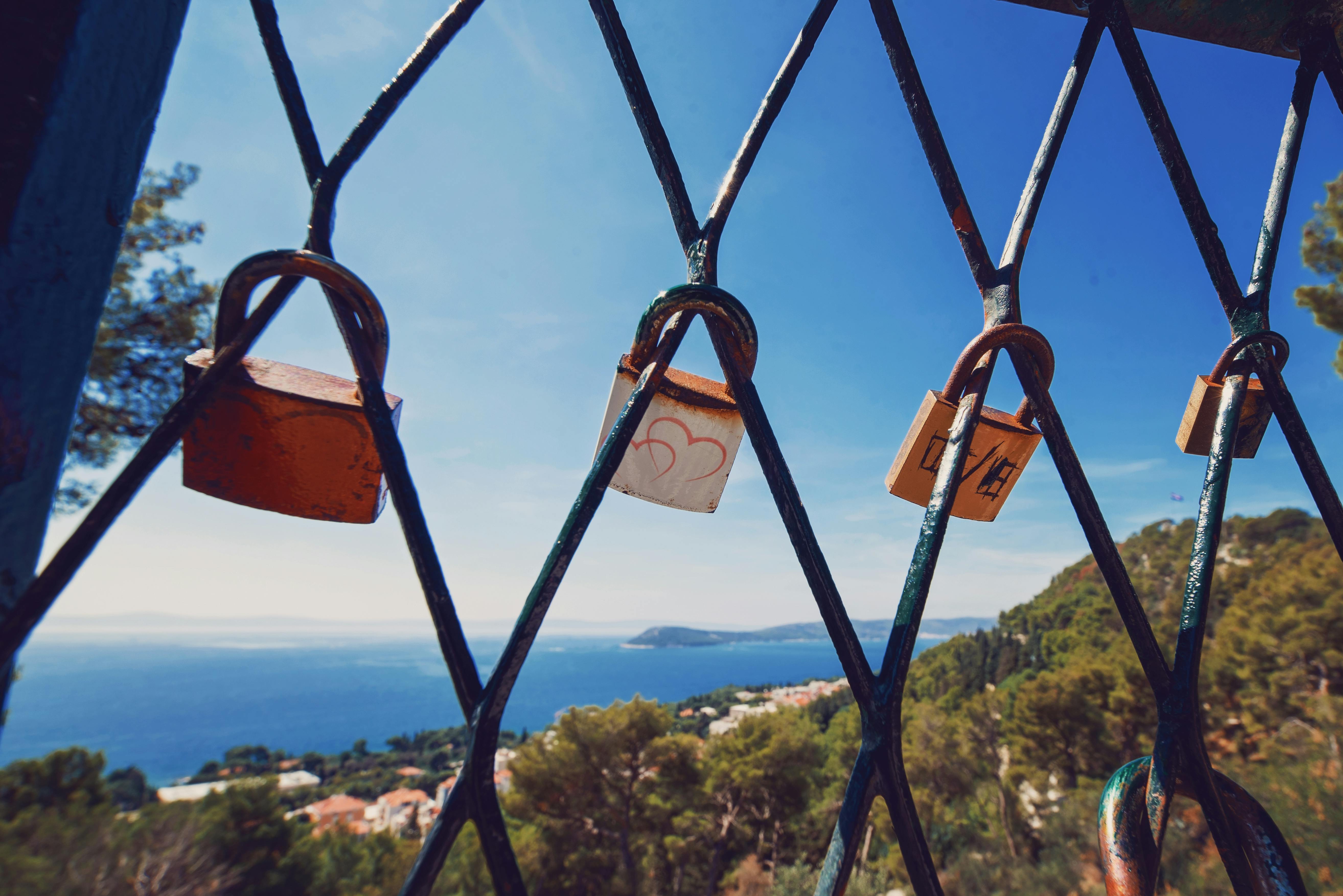 Lock in these travel deals before peak vacation season price surges — Photo by Robin Godefridi on Pexels