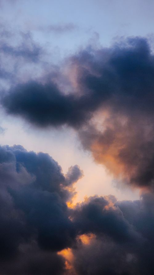 Free Captivating image of a vibrant, warm-toned cloudscape at sunset, perfect for serene and dramatic themes. Stock Photo