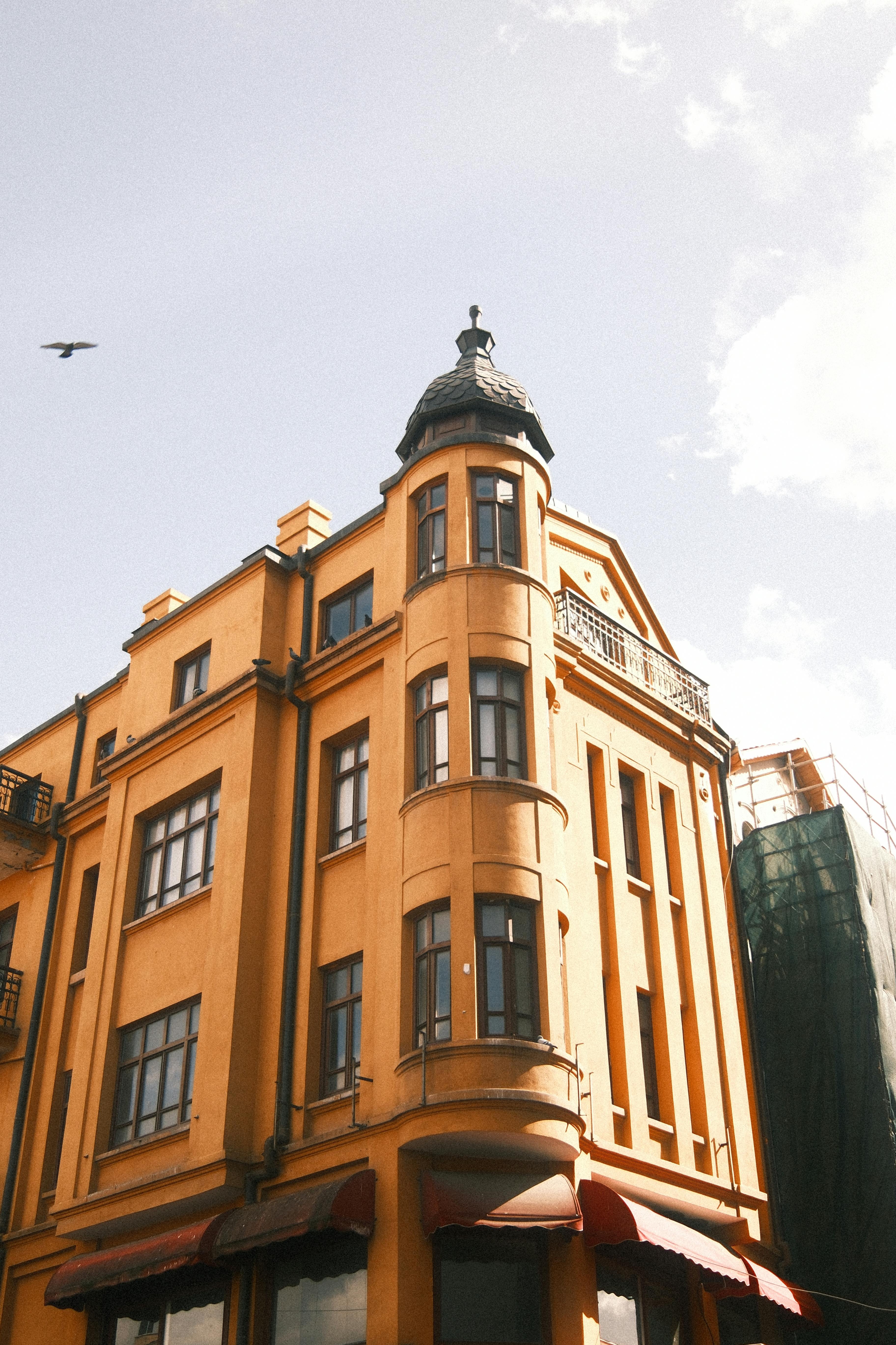 Bezpłatne Elegancki, zabytkowy budynek z kopulastym dachem na tle czystego nieba. Zdjęcie z galerii