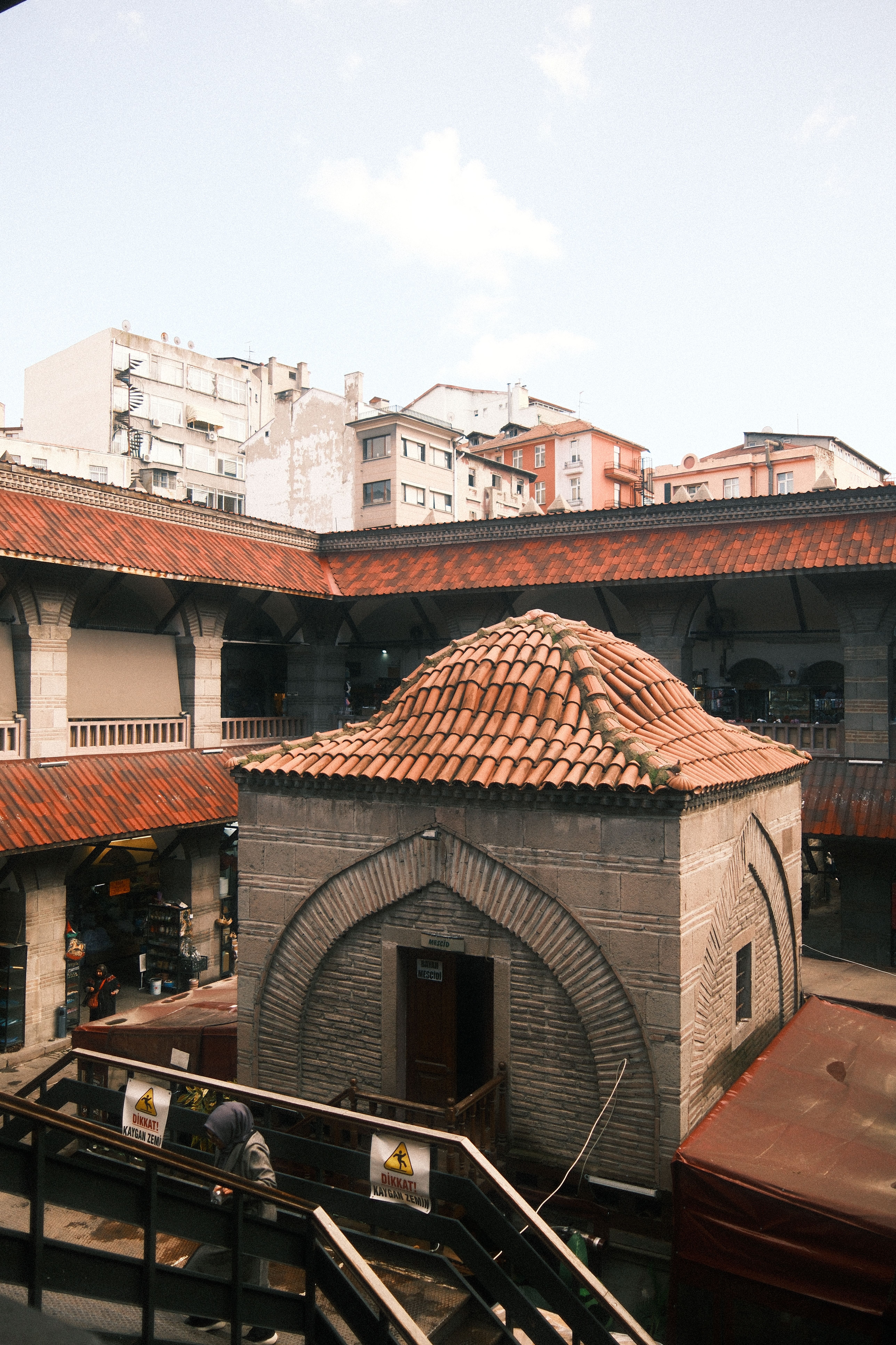 Bezpłatne Widok na zabytkowy bazar o unikalnej tradycyjnej architekturze pod jasnym niebem. Zdjęcie z galerii