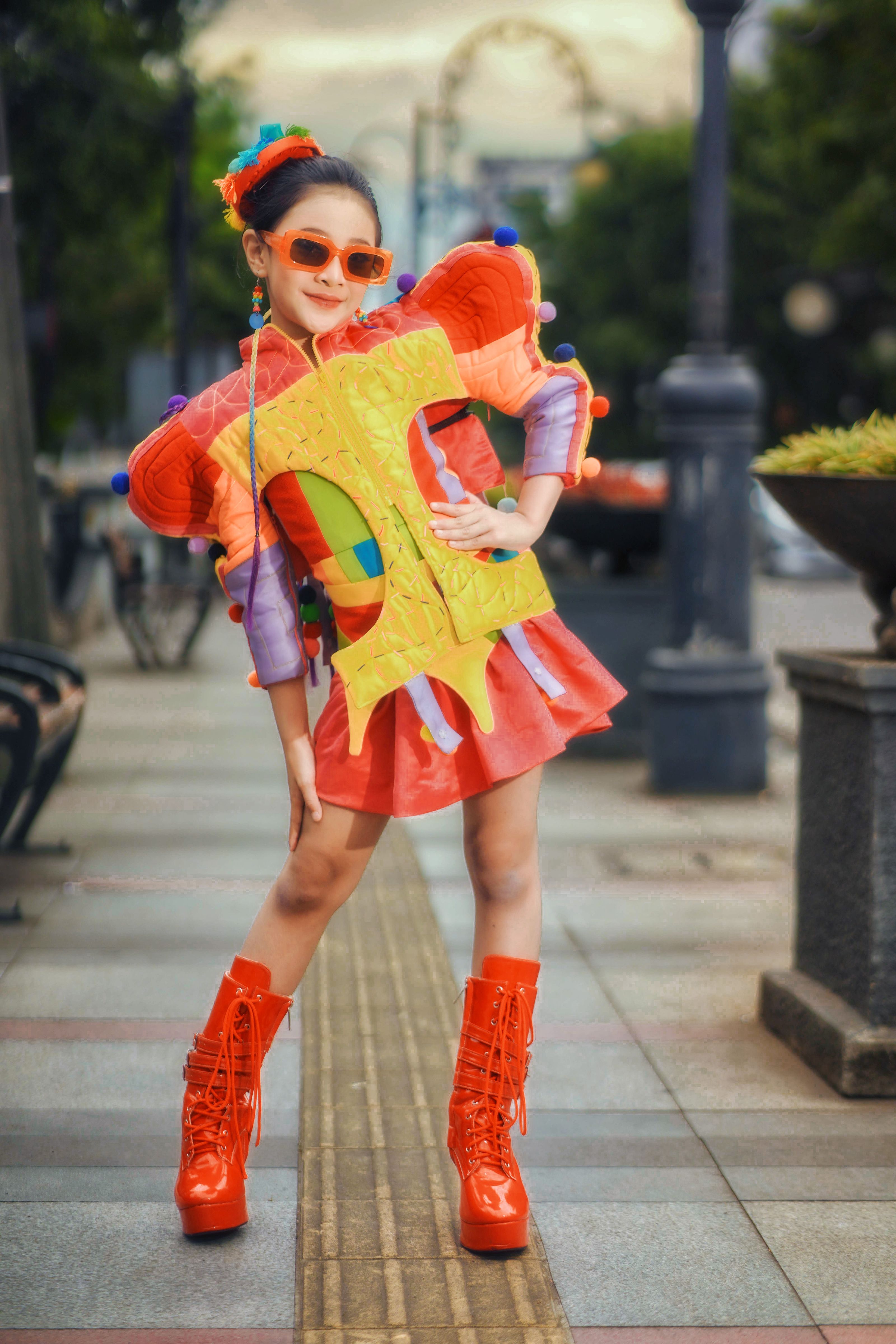 Fashionista vibrante posa com um traje divertido na rua de Bandung, exibindo um estilo ousado.