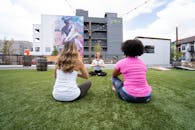 三名女性在丹佛的户外练习瑜伽，拥抱正念与健康生活