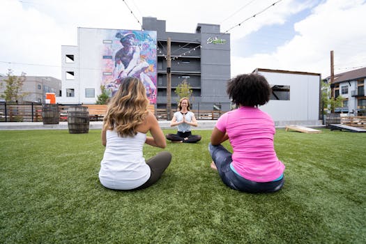 三名女性在丹佛的户外练习瑜伽，拥抱正念与健康生活