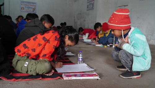 Free A group of children participating in a drawing session indoors, showcasing creativity and learning. Stock Photo