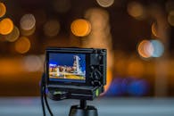 这张照片由数码单反相机拍摄，展现了夜间城市景观，背景呈现出美丽的散景效果