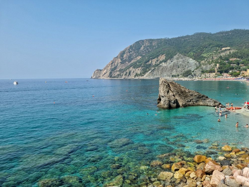 Apă turcoaz și coastă stâncoasă la Monterosso, Liguria