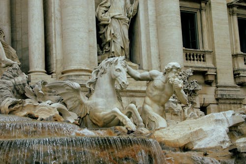 Grauer Betonstatuenbrunnen