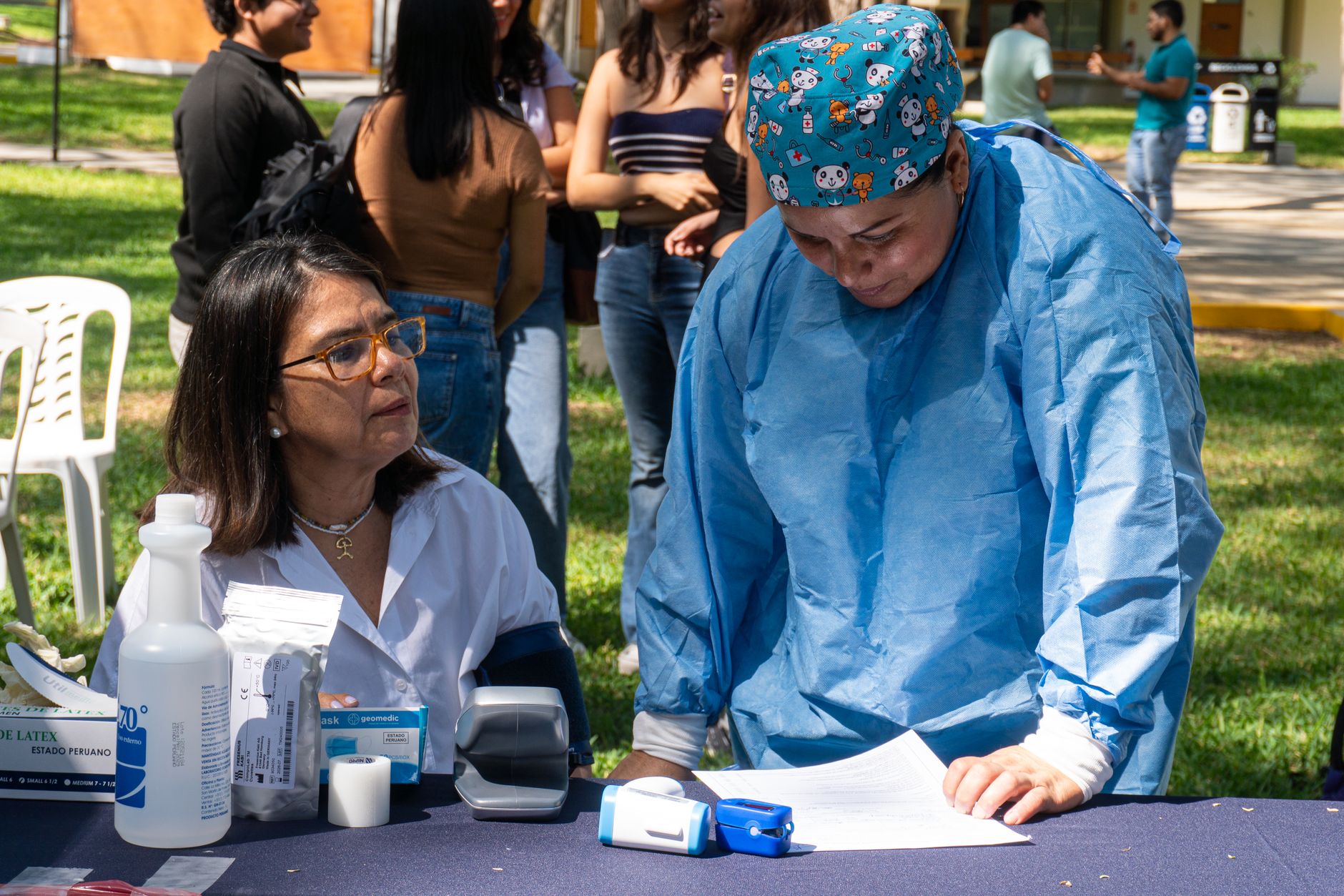 Profesional de la salud asiste a un evento de concientización comunitaria en Piura, Perú.