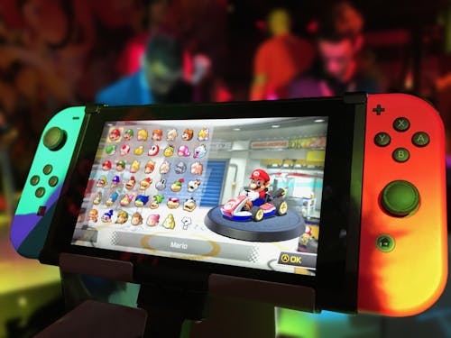 бесплатная включенный красный и зеленый переключатель Nintendo Стоковое фото