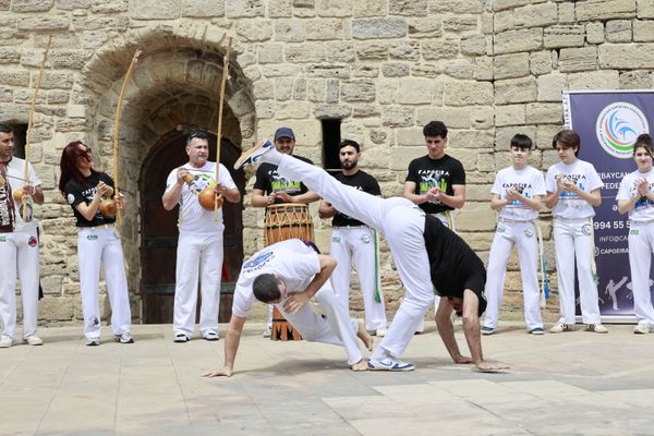 Músicos de capoeira tocando berimbau e instrumentos