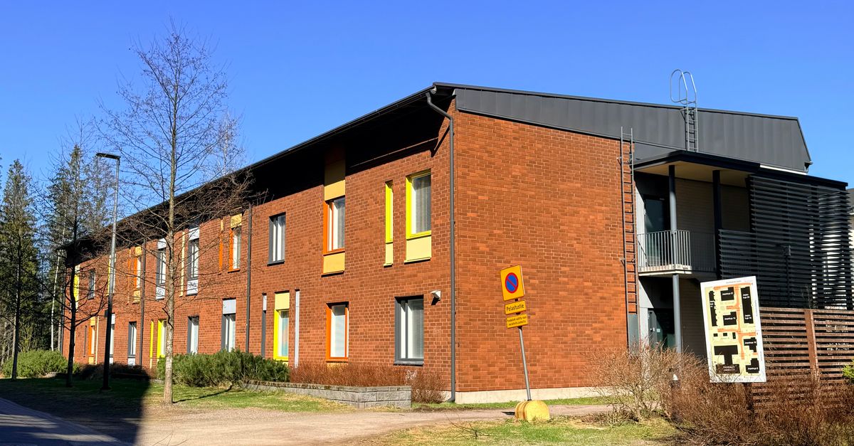 Punatiilinen kerrostalo ulkoa, taloyhtiön kunto ja tulevat remontit vaikuttavat yksittäisen asunnon arvoon merkittävästi