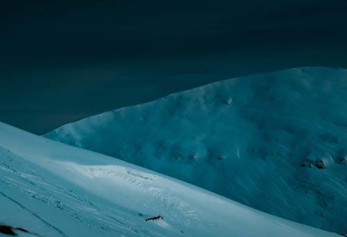 Schneebedeckter Bergrücken Unter Dunklem Nachthimmel