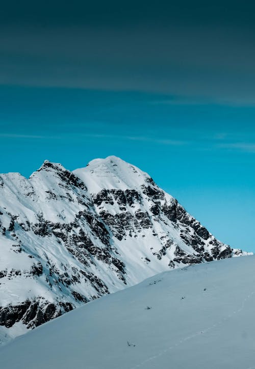 青空の下で雪に覆われた山