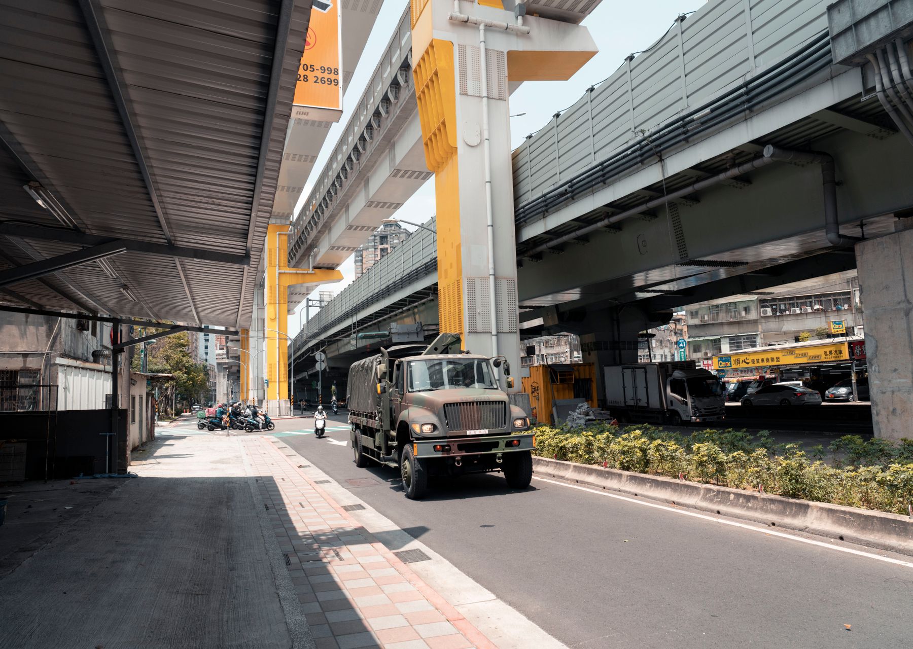 House removals in Kidlington — crew wrapping and loading on moving day