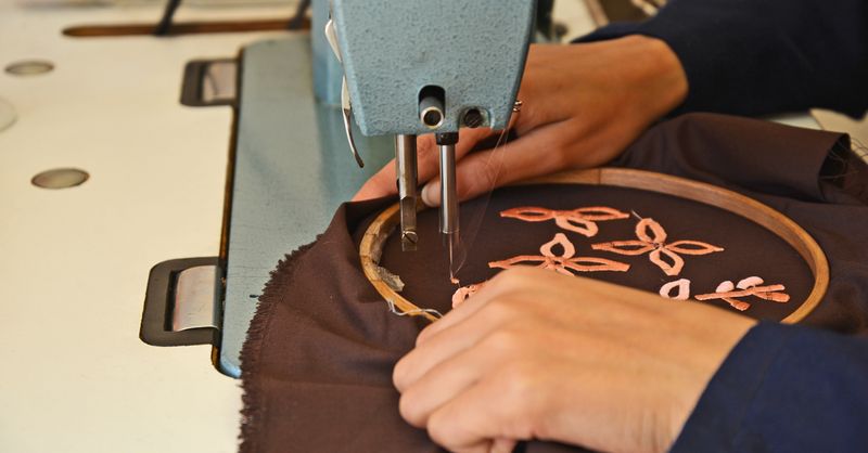 Comment plier la tôle manuellement : techniques essentielles et astuces pour débutants
