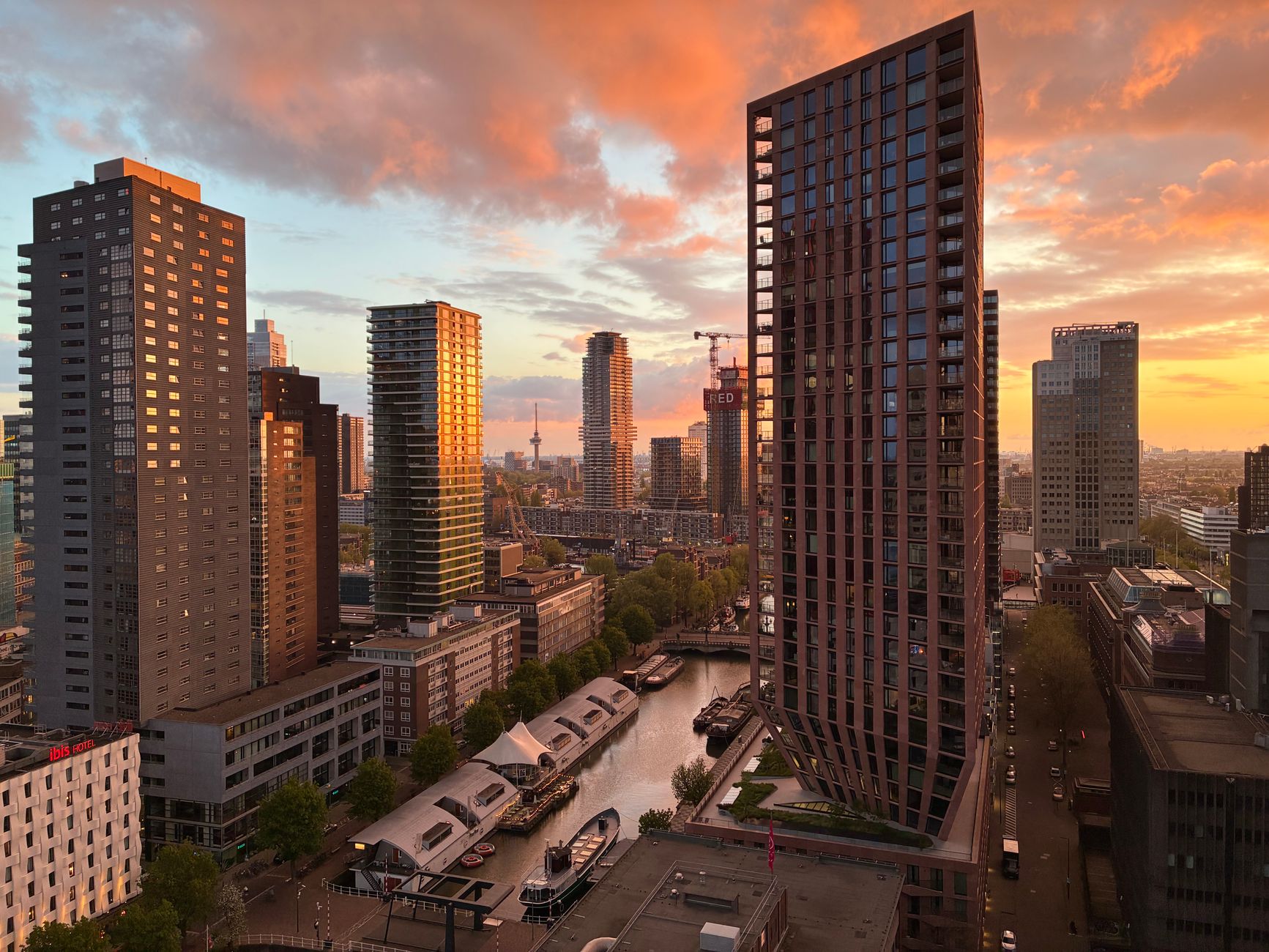 Rotterdam şehir merkezindeki Westblaak caddesi