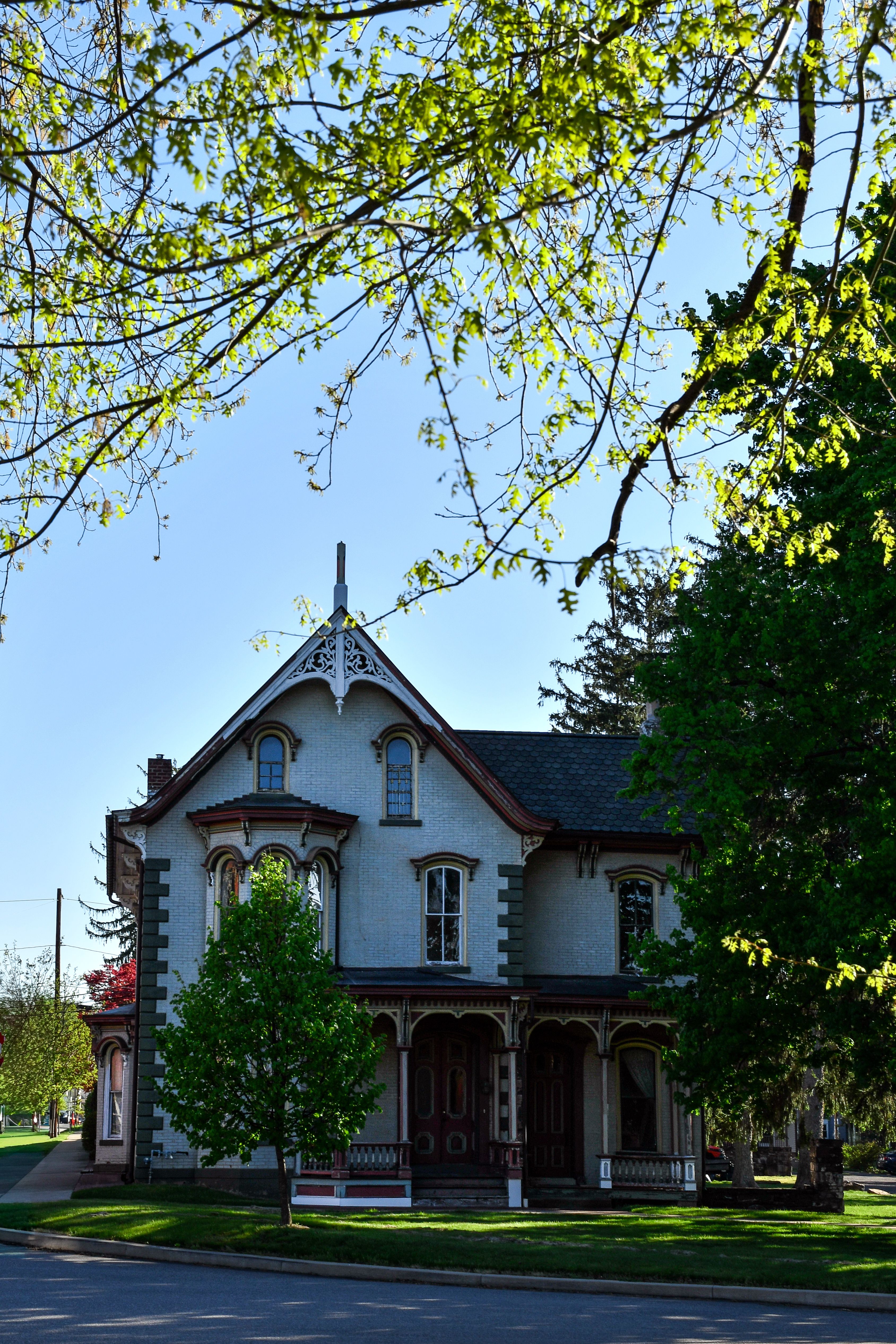Charming Victorian House in Springtime · Free Stock Photo