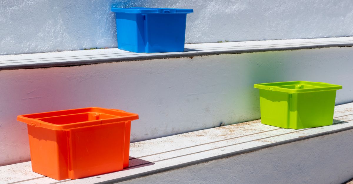 Droge tuinkussens die netjes in een opbergbox worden gelegd