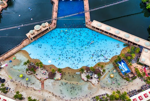 航拍照片展现了梳邦再也充满活力的度假泳池，营造出热带度假胜地的氛围