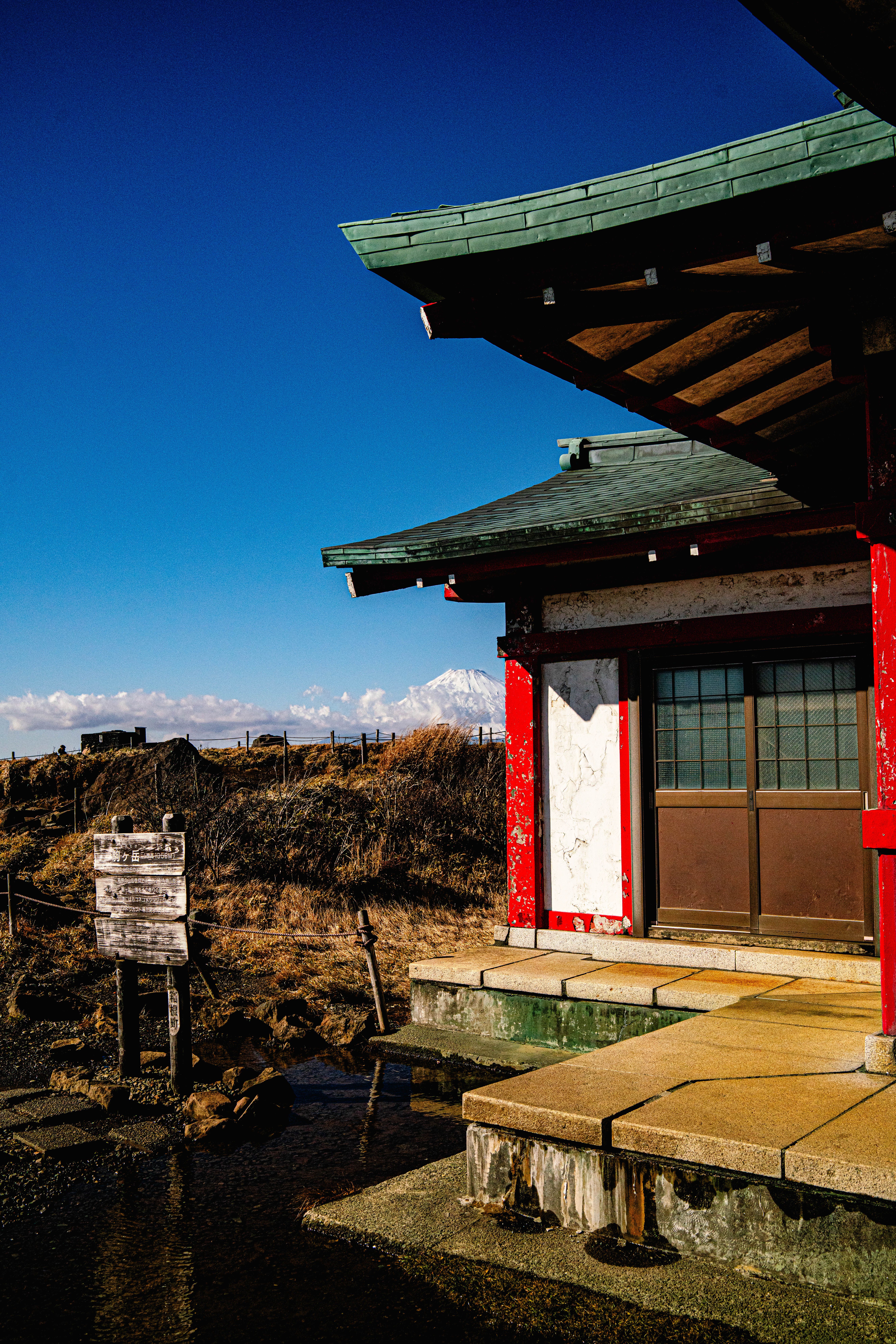Traditional Japanese Building with Mountain View · Free Stock Photo