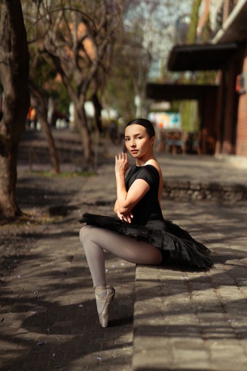 Free Elegant ballet dancer posing outdoors in urban setting, showcasing grace and beauty. Stock Photo