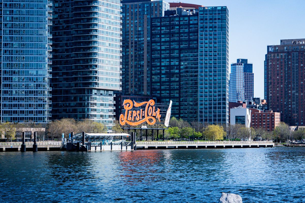 New York - firma Pepsi-Cola, reperul iconic din Long Island City