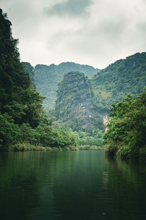 Free Peaceful river with lush mountains in Ninh Bình, Vietnam, offering serene natural beauty. Stock Photo
