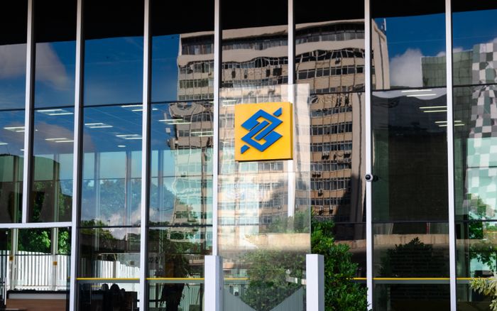 Eksterior bangunan modern di Brasília, Brasil, menampilkan kaca reflektif dan logo Banco ikonik.