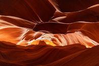 探索羚羊峡谷迷人的砂岩地层，位于亚利桑那州