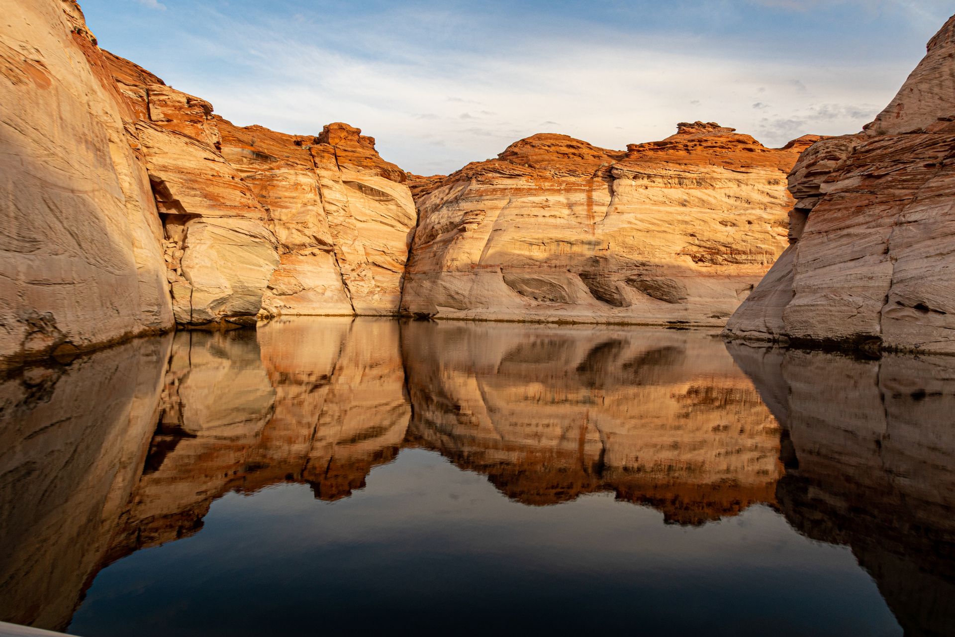 Navigate the emerald waters of Lake Powell at your own pace