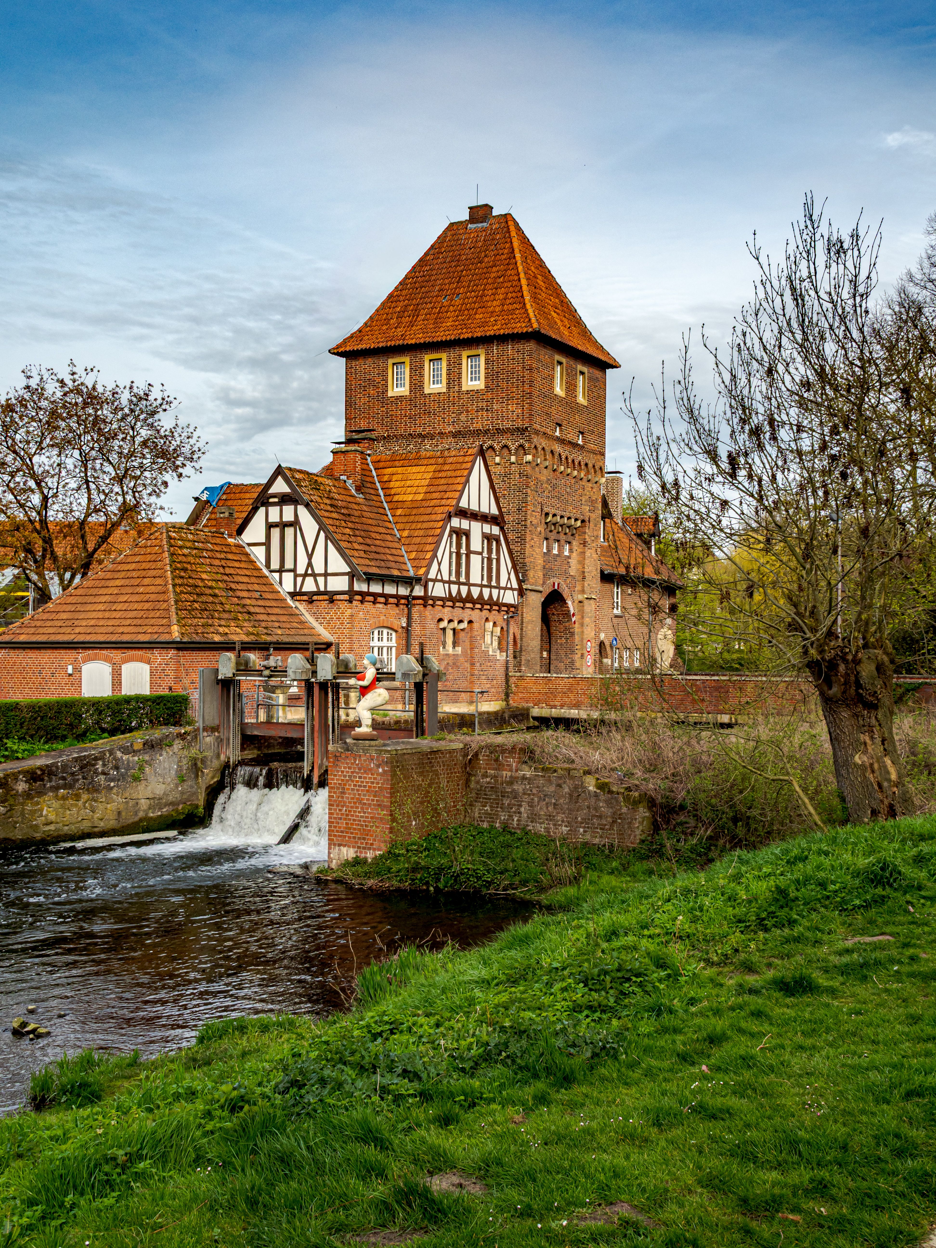 Gratis Incantevole mulino ad acqua storico a Coesfeld, in Germania, che mette in mostra l'architettura in mattoni rossi immersa nel verde lussureggiante. Foto a disposizione