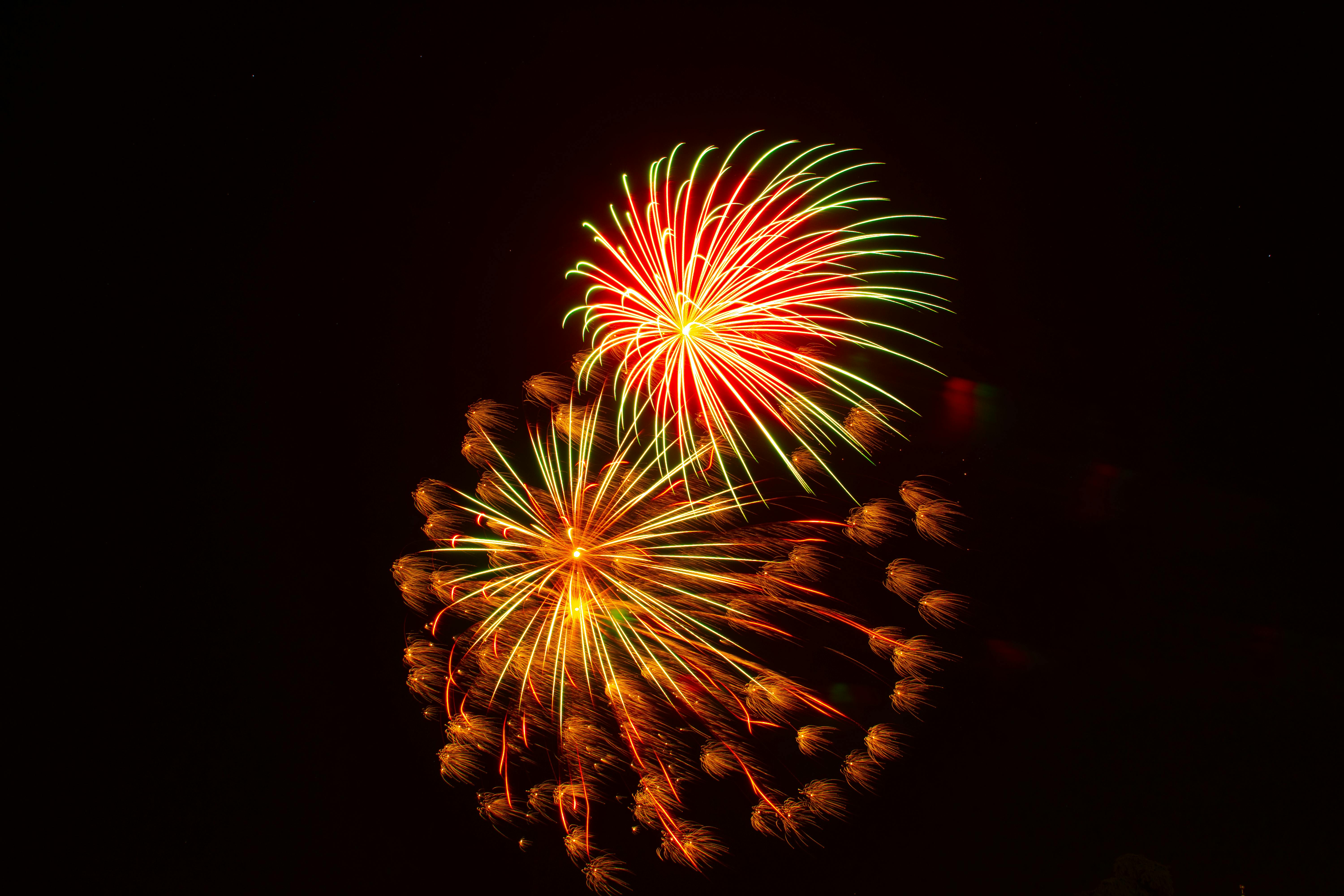 漆黑的夜空中，色彩缤纷的烟花绽放，照亮了现场