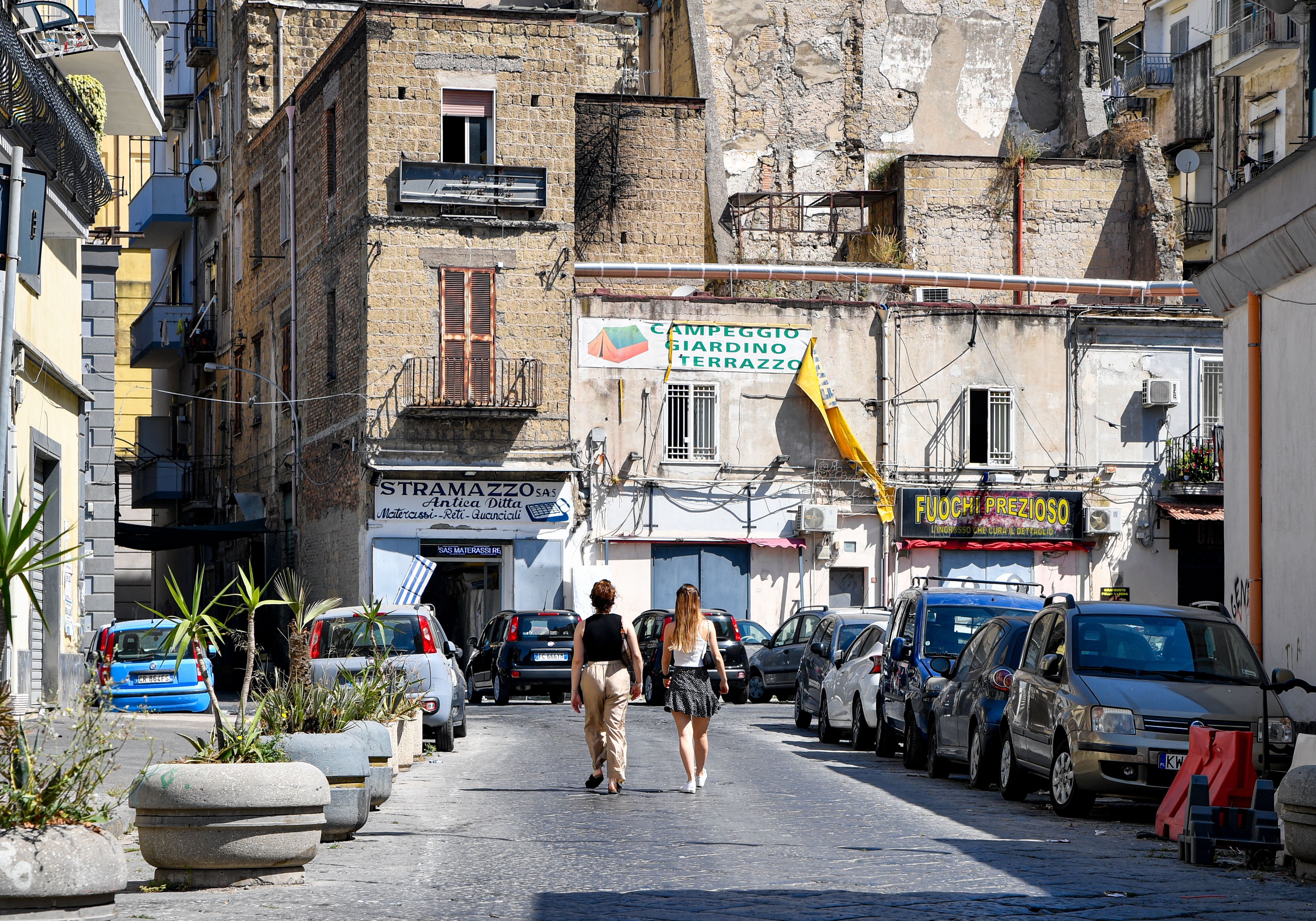 Guide to finding and renting Airbnb apartments in Naples. Tips for choosing neighbourhoods, avoiding scams, and living like a local for extended stays.